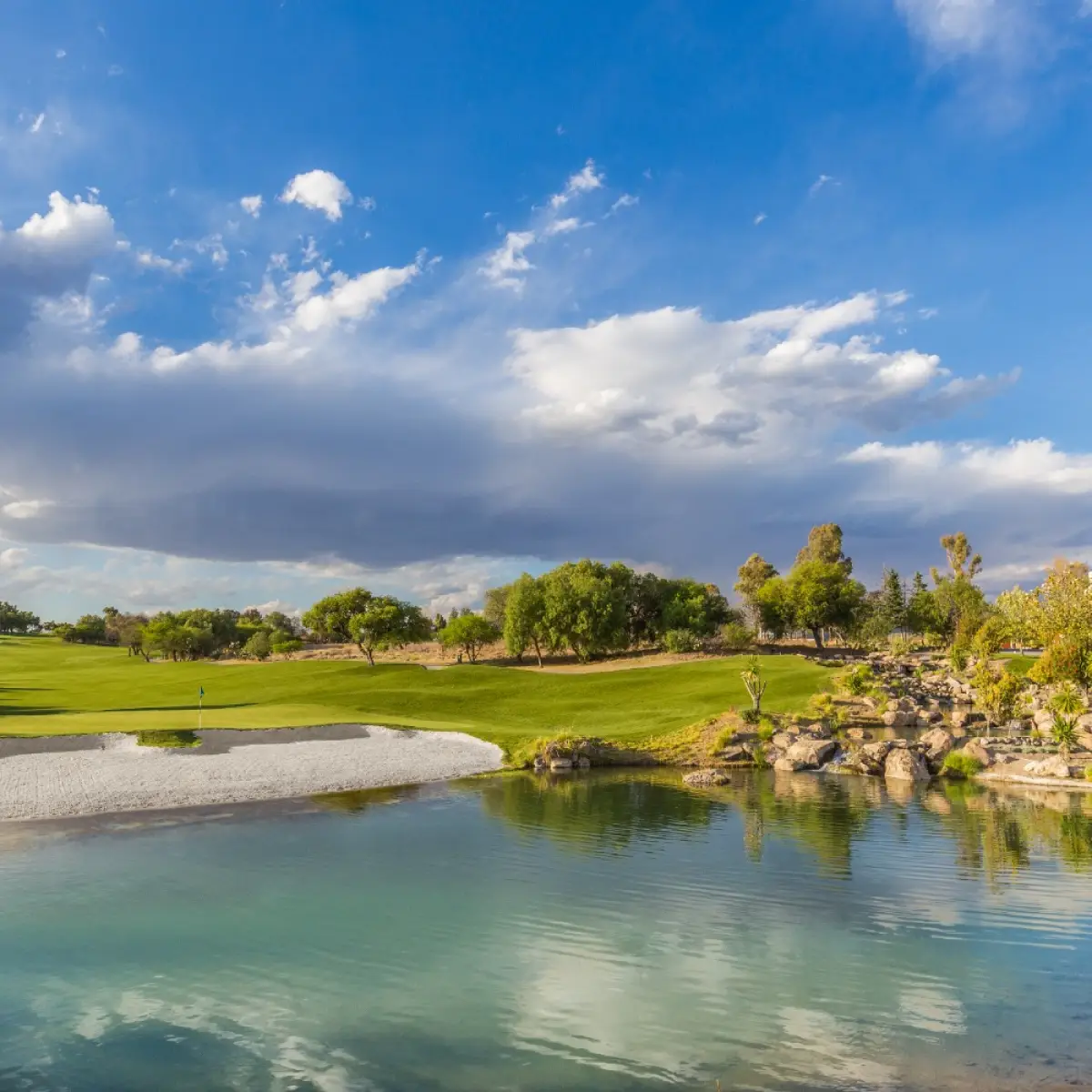 Campo y espejo de agua