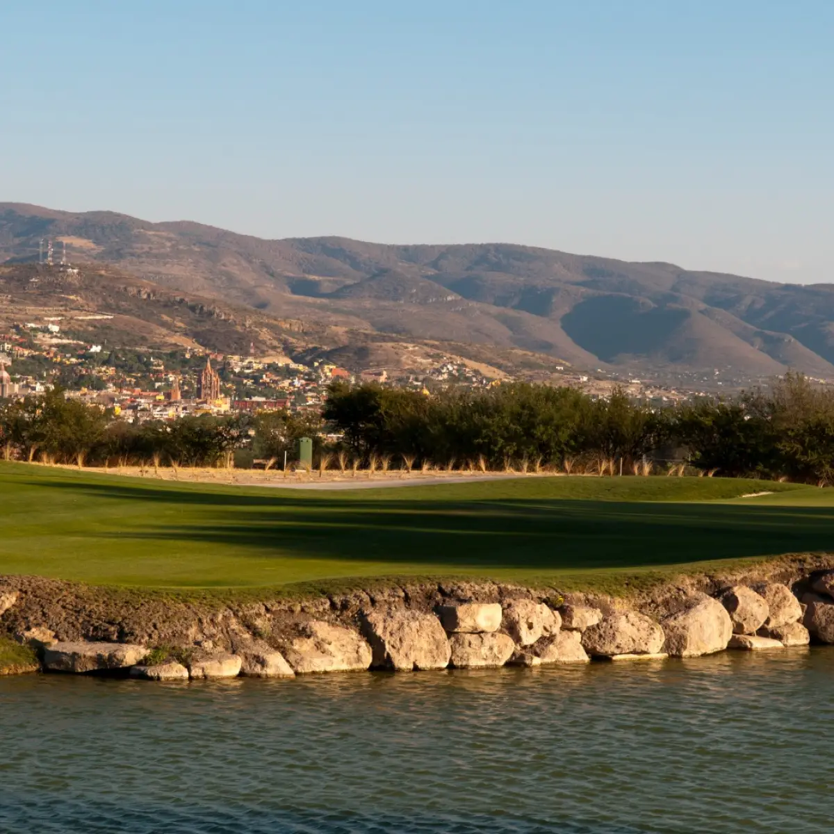 Campo y espejo de agua